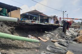 Dua sampan nelayan Mataram hanyut akibat abrasi pantai