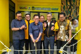 Golkar Surabaya bagikan 1.500 paket sembako untuk warga