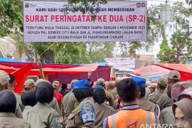 Satpol PP Cianjur menyosialisasikan SP2 bagi pedagang di Bomero Citywalk