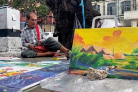 Mengenal seniman jalanan Myanmar yang melukis pakai hati dengan kaki