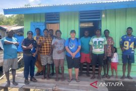 Pokja Kampung Kiura bangun tiga unit rumah warga dari dana bantuan YPMAK