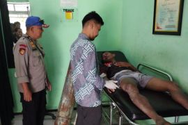Satpolairud mengevakuasi seorang wisatawan yang terseret ombak di Garut