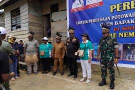 Warga Potowayburu akhirnya bisa menikmati penerangan listrik