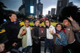 HYDE menikmati keindahan kota menggunakan bus Jakarta City Tour
