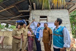 300 keluarga pra-sejatera di Sumba dapat bantuan sambungan listrik gratis dari PLN