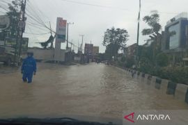 BMKG: Waspada hujan petir, cuaca panas hingga banjir rob pada Minggu