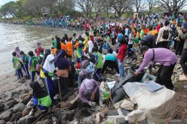Aksi bersih pantai di Surabaya