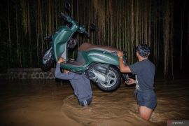 Evakuasi warga terdampak banjir di Lumajang