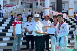 Atlet Mukomuko peraih medali Kejuaraan Taekwondo terima penghargaan