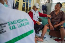 Layanan kesehatan bagi warga terdampak banjir di Lumajang
