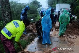 Jalur selatan di Garut yang tertutup longsor kembali normal