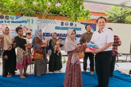 HIPMI, Kadin Surabaya bagikan popok pakai ulang guna jaga lingkungan