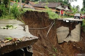 Jalan antardesa amblas terseret longsor