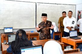 Wamendikdasmen tinjau TKA di Bandung, pastikan aman, jujur, gembira