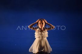 Pertunjukan tari kontemporer di Padang Page 2 Small