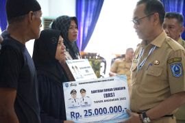 Pemkab HSS salurkan ratusan bantuan rumah swadaya
