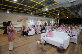 AXA Mandiri gandeng Bank Mandiri Taspen serukan deteksi dini kanker payudara