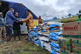 Papua Pegunungan salurkan beras 4 ton untuk pengungsi bencana banjir Nduga