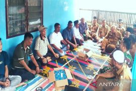 Forkopimcam Panyabungan Timur serahkan bantuan untuk korban kebakaran di Desa Tebing Tinggi