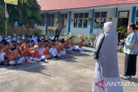 Komunitas Rangkul Asa kenalkan inklusi sejak dini di SDN 7 Tapa