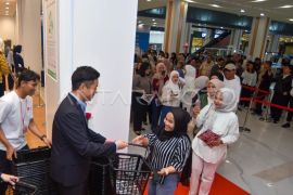 Pembukaan toko Uniqlo Indonesia di Padang Page 2 Small