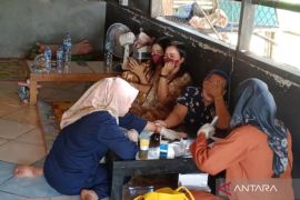 Satpol Mukomuko dampingi tim kesehatan lakukan pemeriksaan HIV/IMS