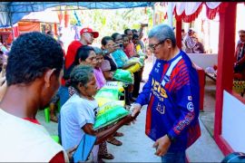 Bupati Malra beri bantuan beras untuk warga Matwaer pada HUT GPM ke-90,