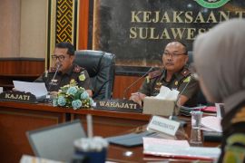 Tersangka penganiayaan dihukum bersihkan balai desa di Lutim