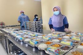 SPPG Kemala Bhayangkari Tanah Bumbu sajikan menu spesial "chicken katsu"