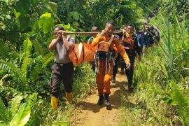 Usai hilang, Tim SAR temukan jasad pemuda di air terjun Kembar