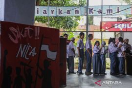 Demokrasi, Socrates, COVID-19, dan bumi datar