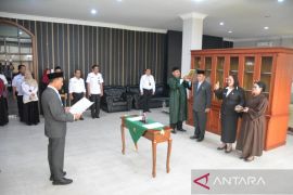 Kabag Kesra dan Kabag Orta Setdakot Tanjungbalai diambil sumpah jabatan