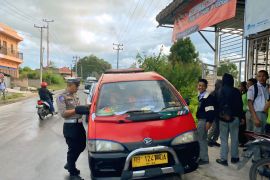 Polres Humbahas tegur pengemudi ancam keselamatan anak sekolah di atap mobil