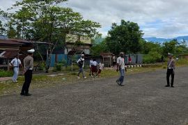 Polres Yahukimo kerahkan personel ke jalan raya untuk berikan rasa aman warga