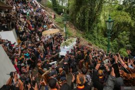 Pemakaman Raja Keraton Kasunanan Surakarta Hadiningrat Sri Susuhunan Pakubuwana (PB) XIII Page 3 Small