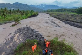 Dampak banjir lahar hujan Gunung Semeru