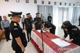 Lantik dua pejabat non manajerial, Kakanwil Kemenkum Babel tekankan jabatan sebagai amanah dan tanggung jawab