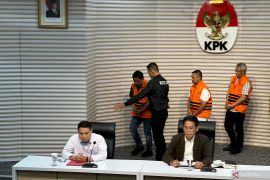 KPK tahan Gubernur Riau dan dua tersangka lain