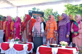 Sumbawa Barat promosi kain tenun produk lokal