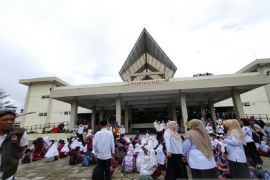 Ratusan murid SD di Padang antusias ikuti simulasi tsunami