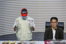 9.000 pound sterling dan 3.000 dolar AS disita saat KPK geledah rumah Gubernur Riau