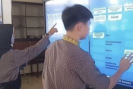 Siswa SMPN 1 Teluk Keramat antusias belajar dengan papan tulis intraktif bantuan Presiden