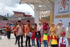 Solok Selatan bagikan 21.092 stel seragam gratis