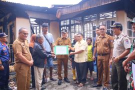 Wako Payakumbuh dan Baznas salurkan bantuan untuk korban kebakaran