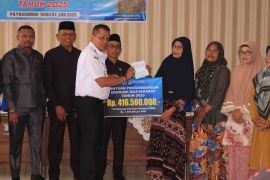 Pemkot Payakumbuh salurkan bansos kepada 119 penerima manfaat