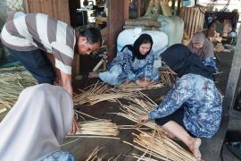 Pengrajin Desa Gulinggang gali inspirasi kemandirian ke Galeri Kembang Ilung