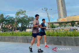 Warga tetap berolahraga walaupun "jogging track" di Lapangan Merdeka tutup sementara
