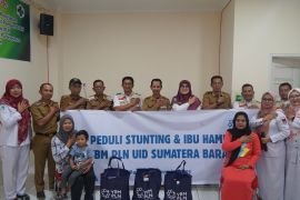 Semangat Hari Pahlawan: YBM PLN UID Sumatera Barat Hadirkan Aksi Peduli untuk Ibu Hamil dan Anak Stunting di Kota Padang