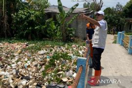 Dinas LH Bekasi angkut sampah sumbat aliran Kali Cikarang upaya cegah banjir