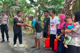 Polsek Liang Anggang salurkan sembako bantu warga korban kebakaran